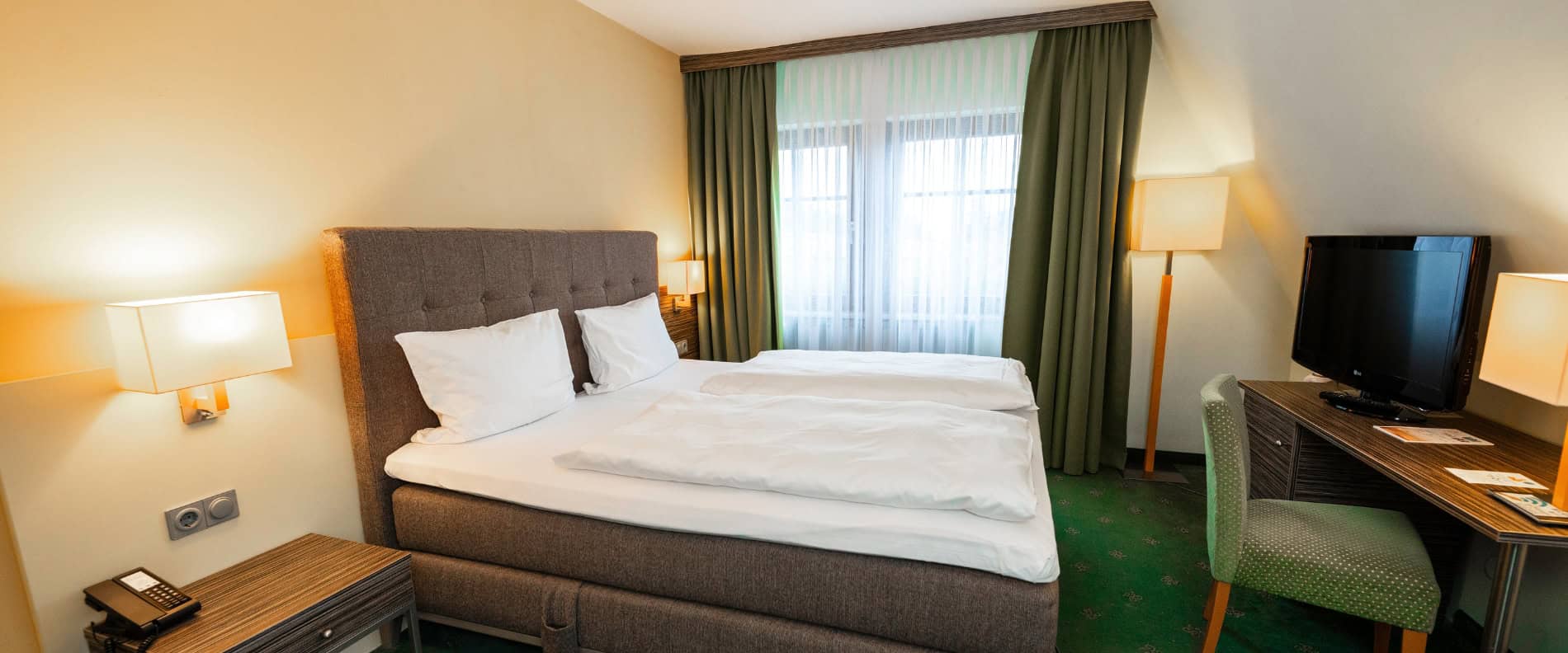Gemütliches Superior Doppelzimmer im Prinzhotel Rothenburg mit Boxspringbett, Schreibtisch und TV