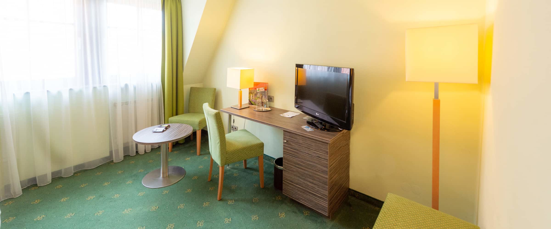Superiorzimmer im Prinzhotel Rothenburg ob der Tauber mit Schreibtisch – komfortables Hotelzimmer für Aufenthalt und Arbeit