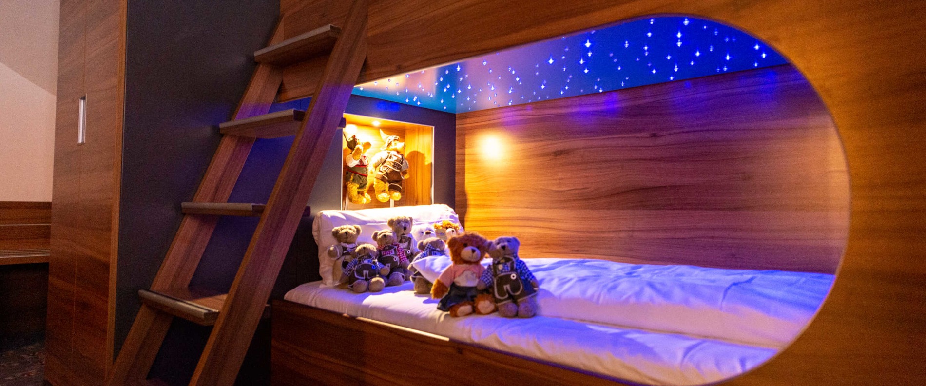 Familienzimmer im Prinzhotel Rothenburg ob der Tauber mit Etagenbett und Einzelbetten – großzügiges Hotelzimmer für Familien