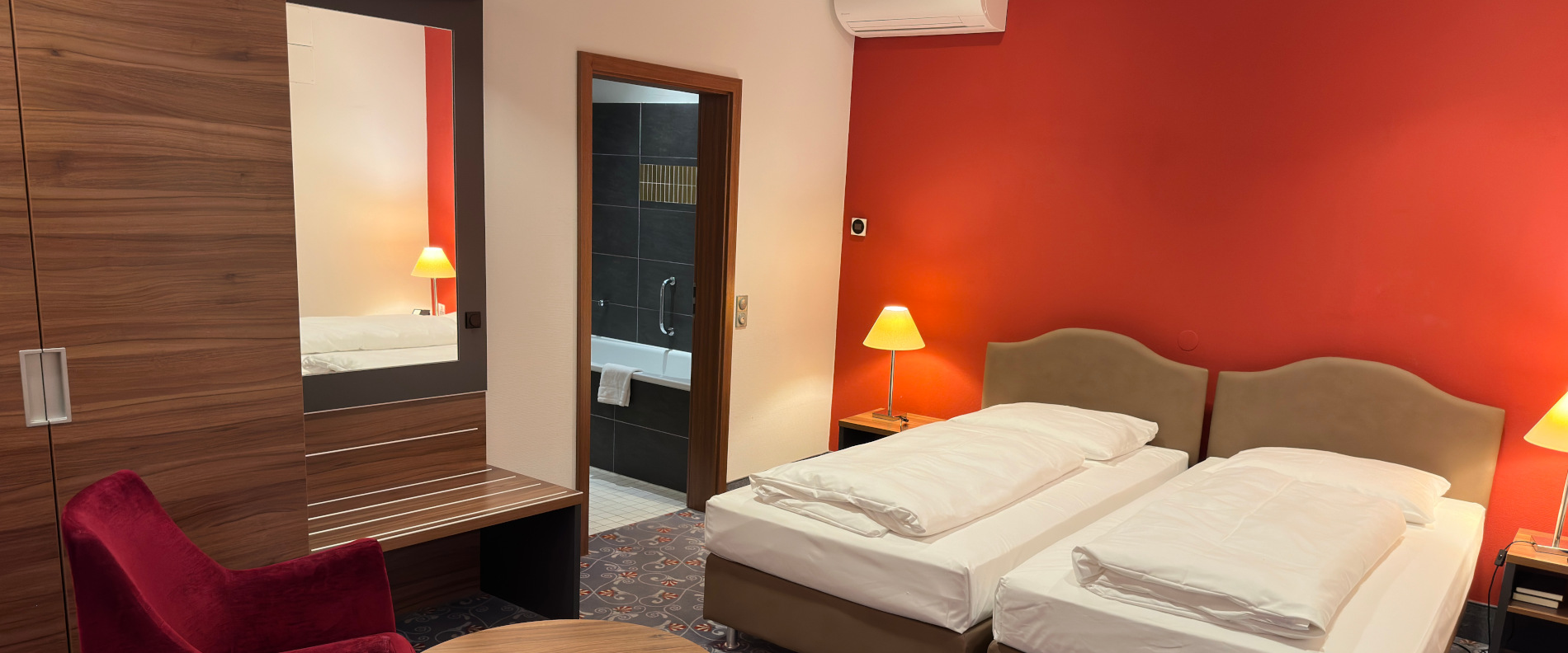 Familienzimmer im Prinzhotel Rothenburg ob der Tauber mit Etagenbett und Einzelbetten – großzügiges Hotelzimmer für Familien
