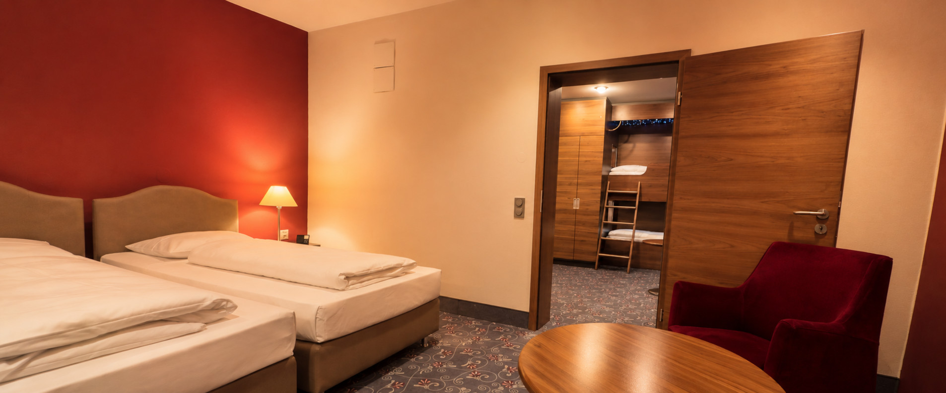 Familienzimmer im Prinzhotel Rothenburg ob der Tauber mit Etagenbett und Einzelbetten – großzügiges Hotelzimmer für Familien