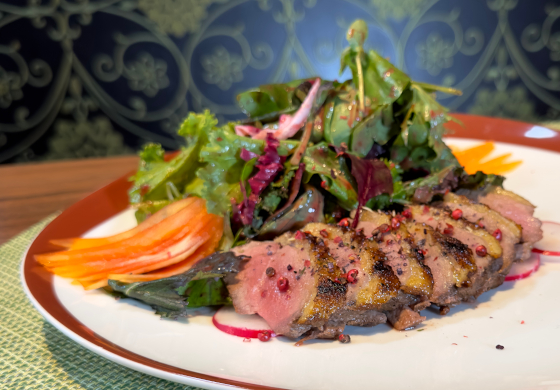 Entenbrust mit Salat auf Teller