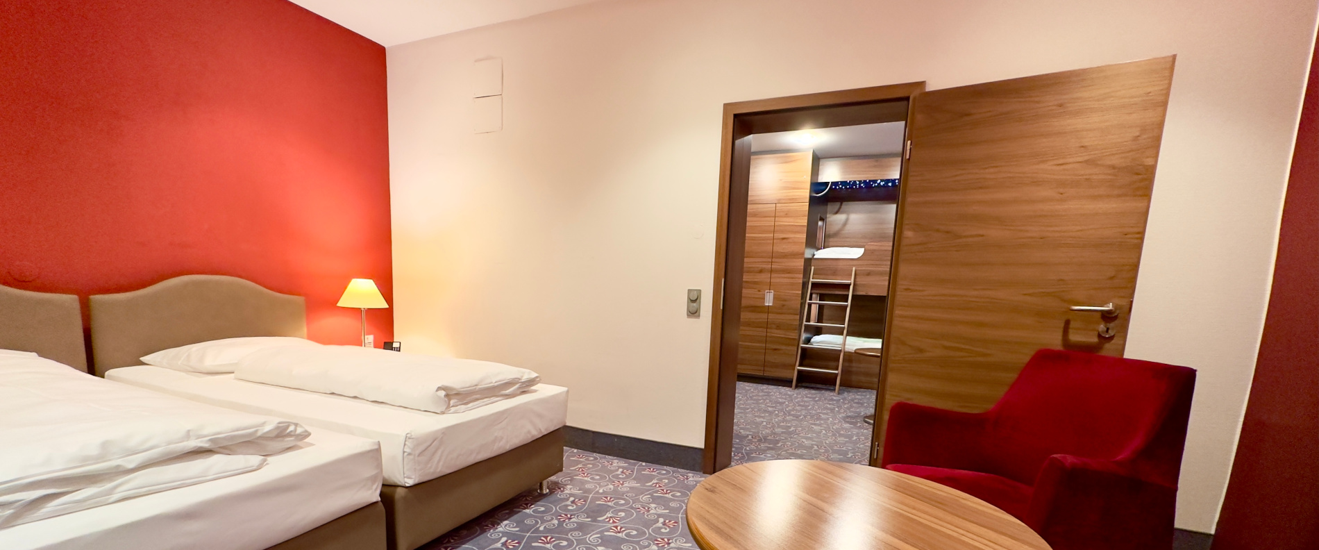 Familenzimmer Schlafzimmeransicht Richtung Kinderschlafzimmer