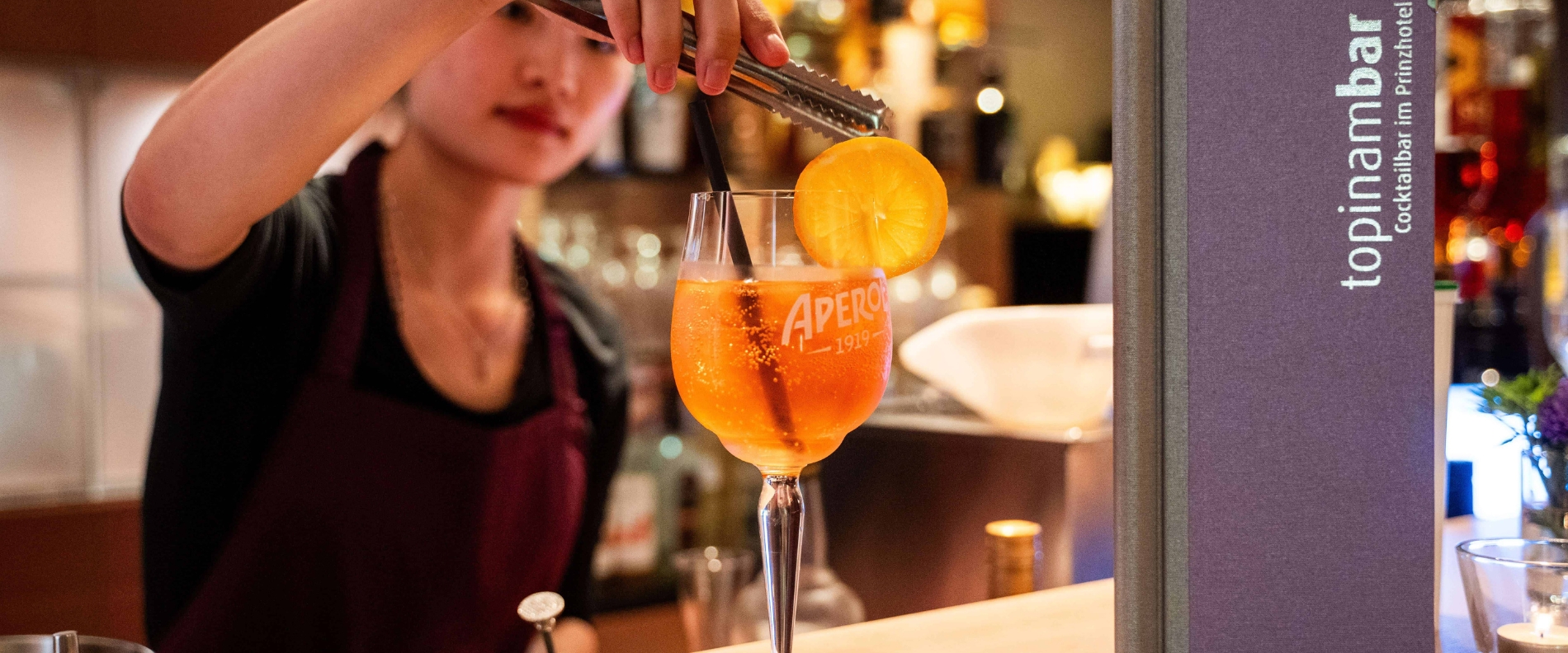 Aperol Spritz wird in der Topinambar Cocktailbar im Prinzhotel Rothenburg serviert
