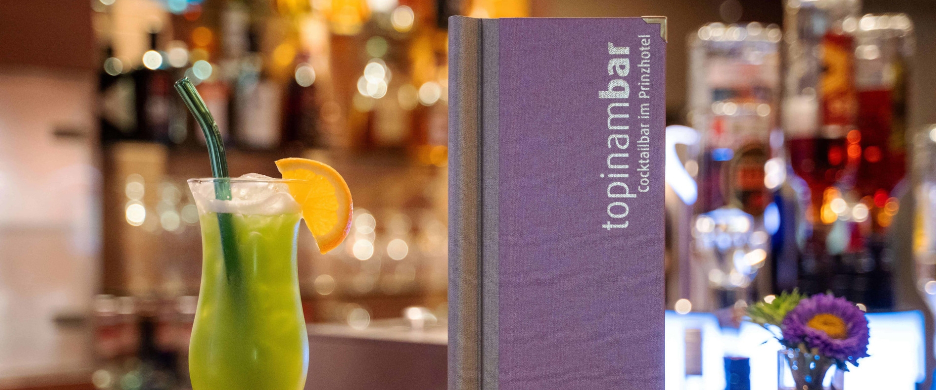 Grüner Cocktail mit Orangenscheibe in der Topinambar Cocktailbar im Prinzhotel Rothenburg