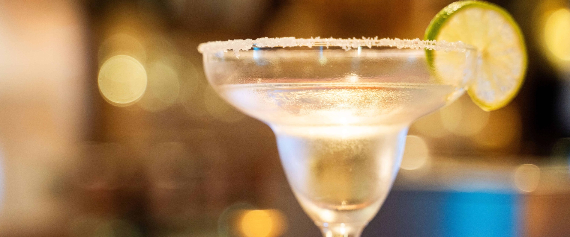 Margarita Cocktail mit Limette und Salzrand in der Topinambur Bar Rothenburg ob der Tauber