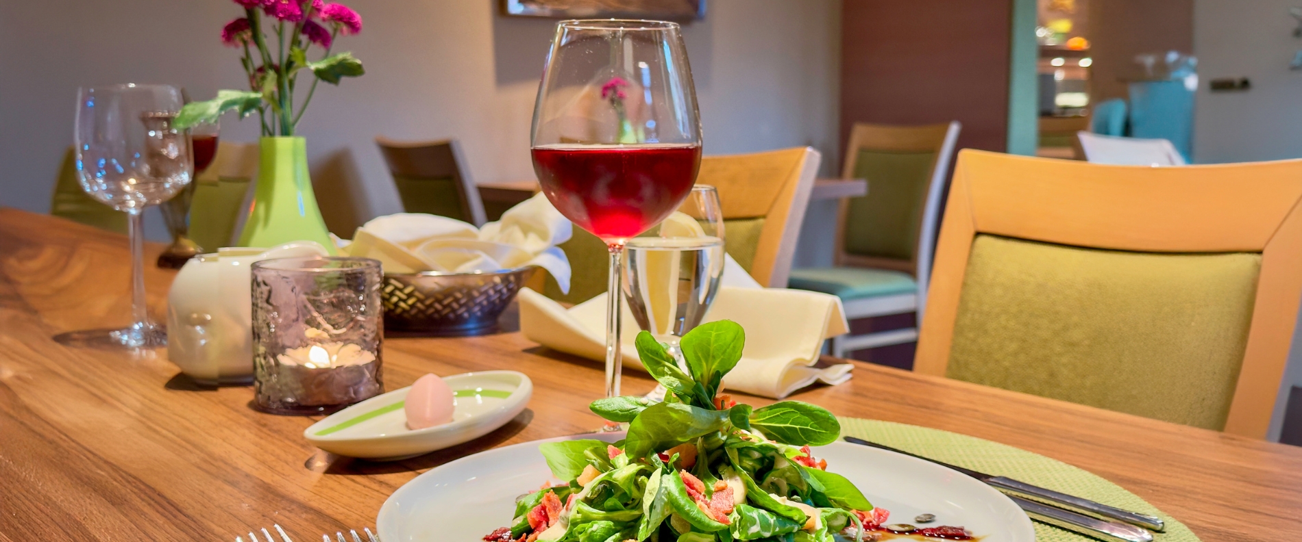 Frischer Salat mit Rotwein im Restaurant des Prinzhotels in Rothenburg ob der Tauber