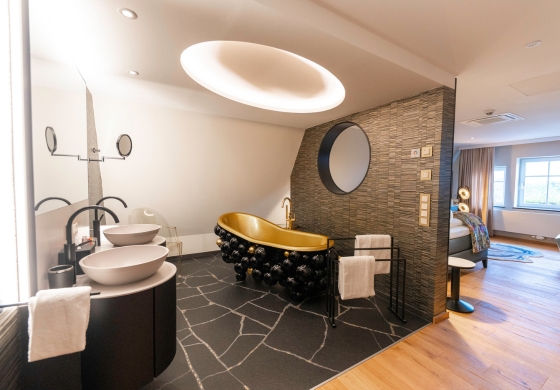 Aqua Spa Suite im Prinzhotel Rothenburg – luxuriöses Badezimmer mit goldener Designer-Badewanne und Doppelwaschbecken