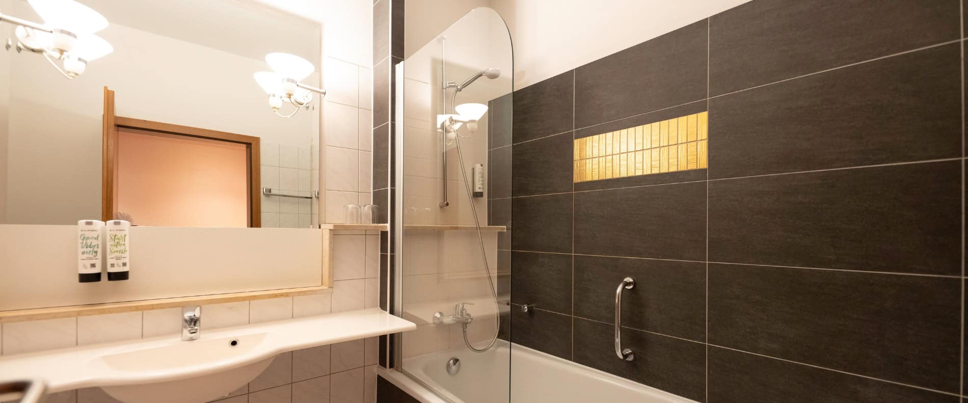 Familienzimmer Prinzhotel Rothenburg &ndash; modernes Badezimmer mit Badewanne und Waschbecken