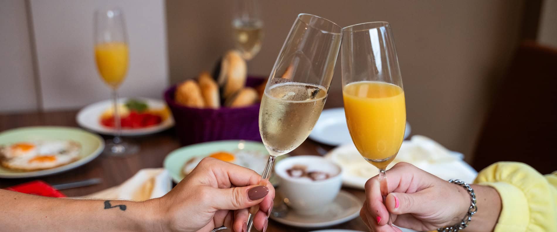 Frühstück im Prinzhotel Rothenburg – Anstoßen mit Sekt und Orangensaft am gedeckten Tisch