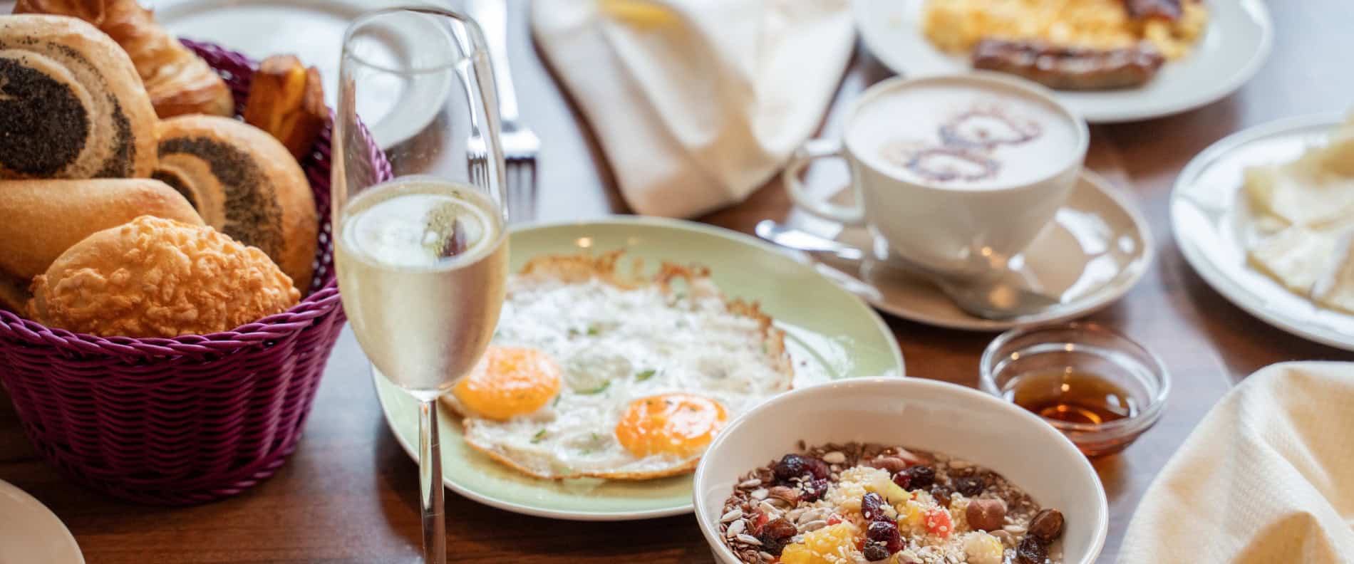 Frühstück im Prinzhotel Rothenburg – Spiegelei, frisches Müsli und Brötchenkorb mit Sektglas