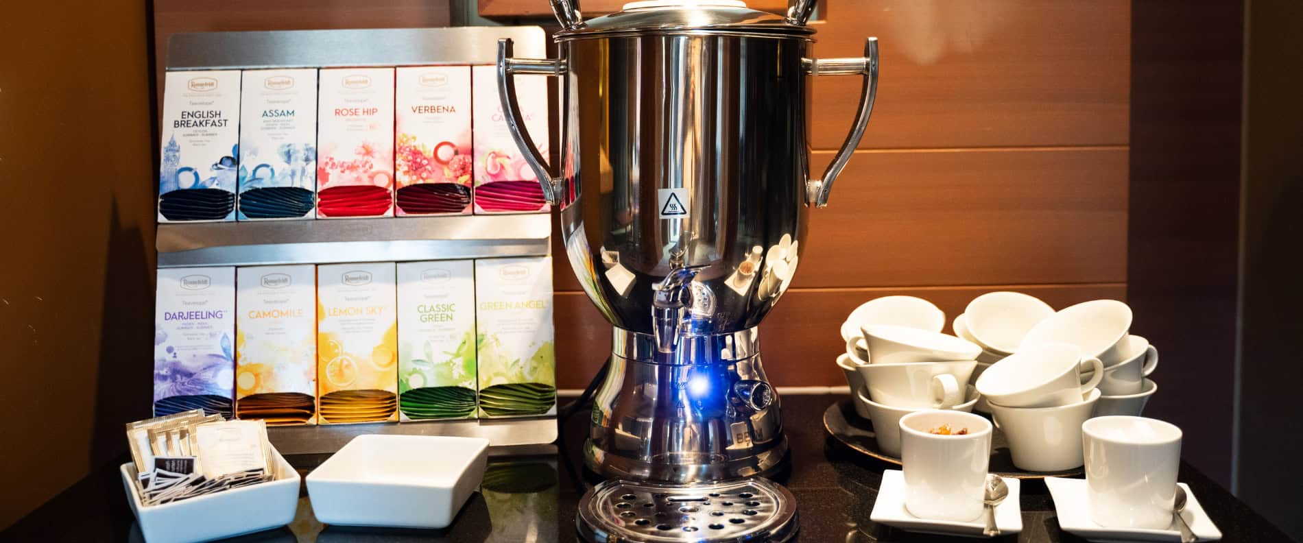 Teeauswahl im Prinzhotel Rothenburg – verschiedene Teesorten und Heißwasserstation für den perfekten Start in den Tag