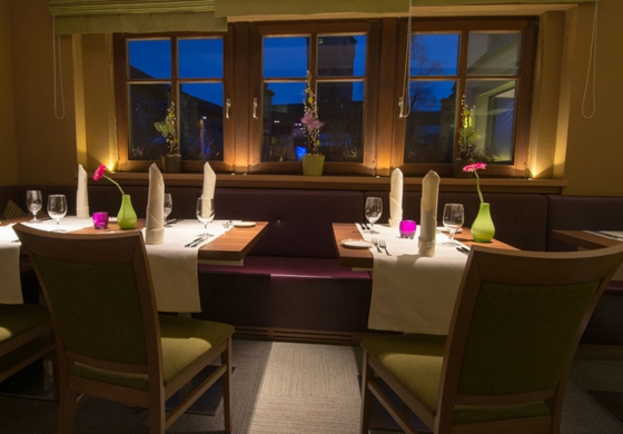 Restaurant im Prinzhotel Rothenburg – festlich gedeckte Tische am Abend mit Blick aus dem Fenster
