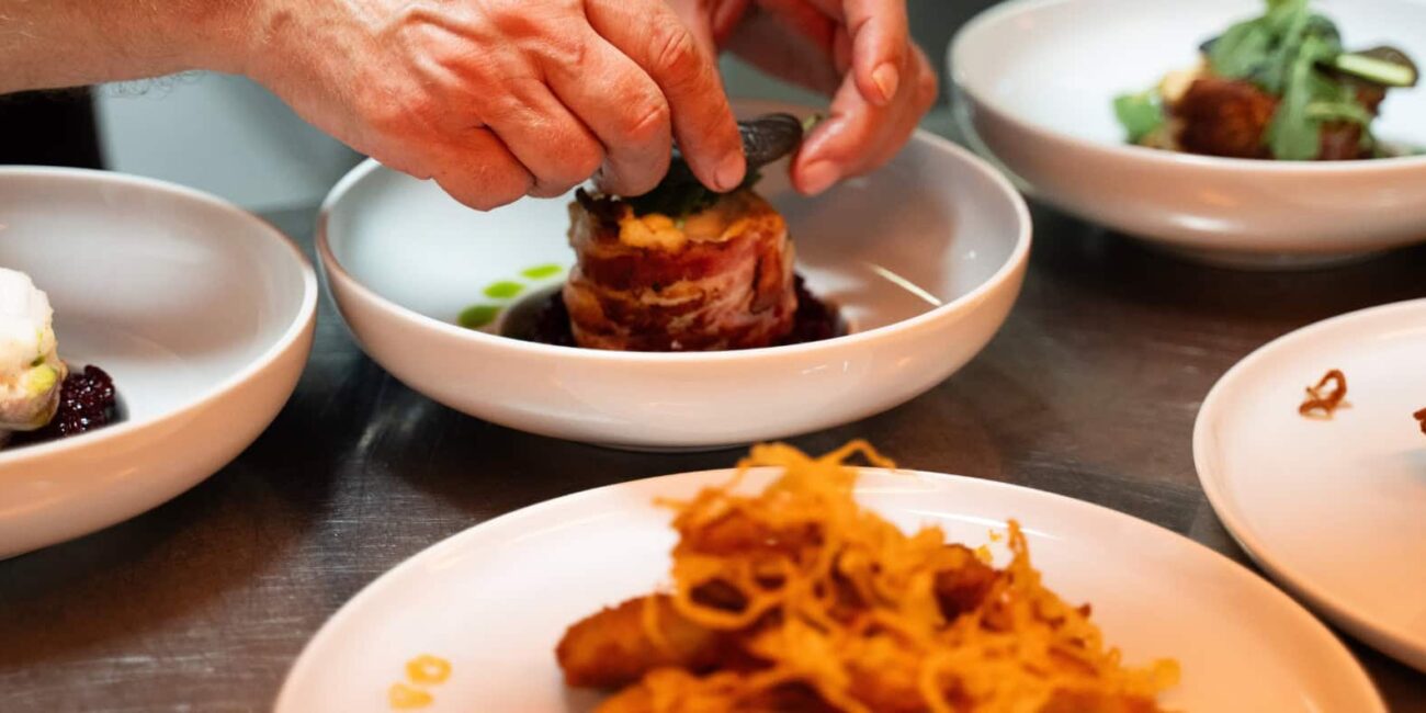 K&uuml;chenchef bei der Handarbeit &ndash; frische Zubereitung feiner Speisen im Restaurant Topinambur im Prinzhotel Rothenburg