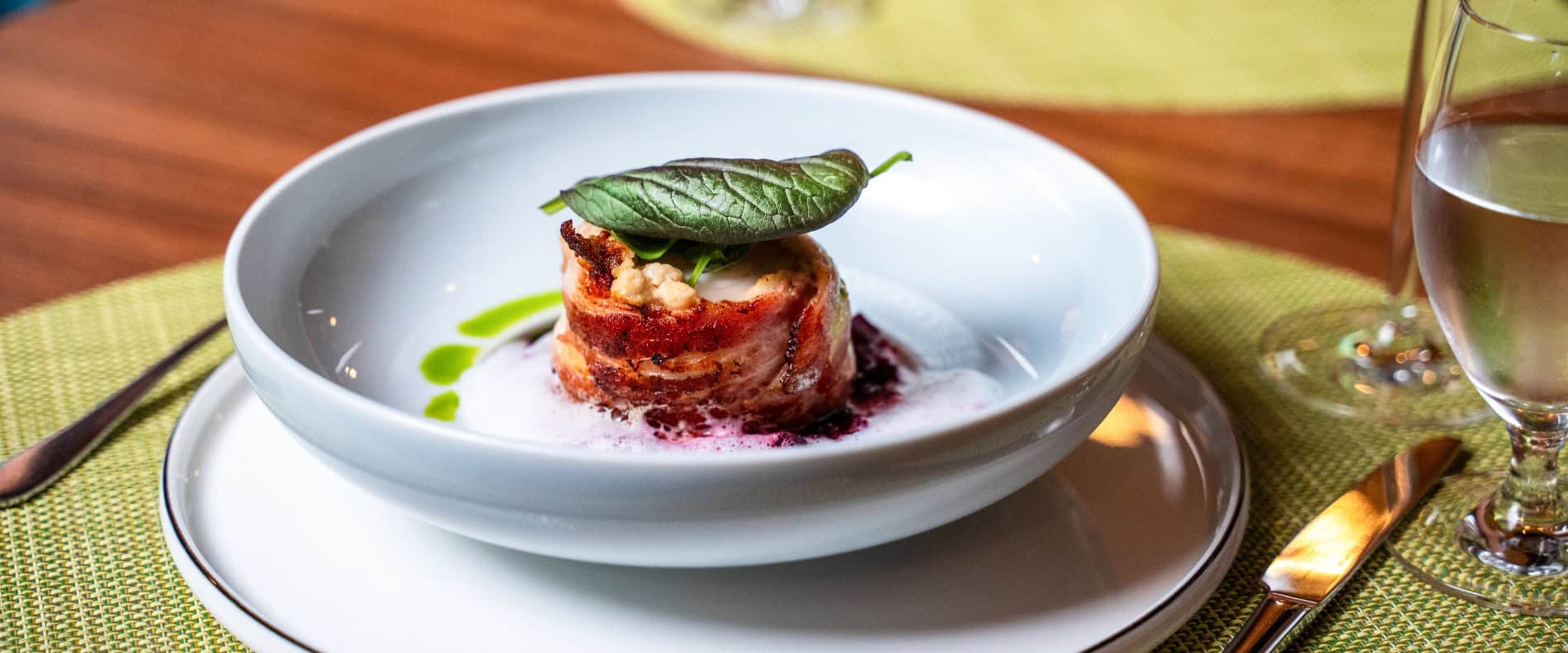 Seeteufel im Speckmantel mit feinem Schaum und Kräutern – Gourmetgericht im Restaurant Topinambur im Prinzhotel Rothenburg