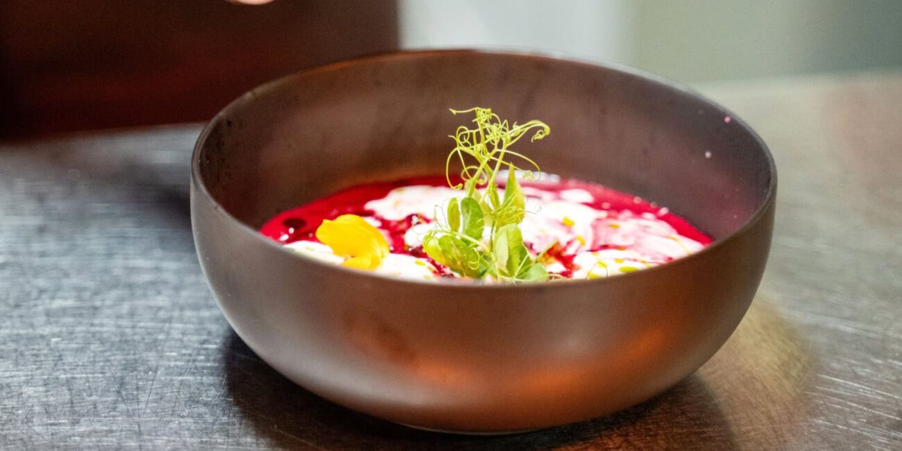 Kreativ angerichtete Suppe am Pass im Restaurant Topinambur &ndash; moderne K&uuml;che im Prinzhotel Rothenburg