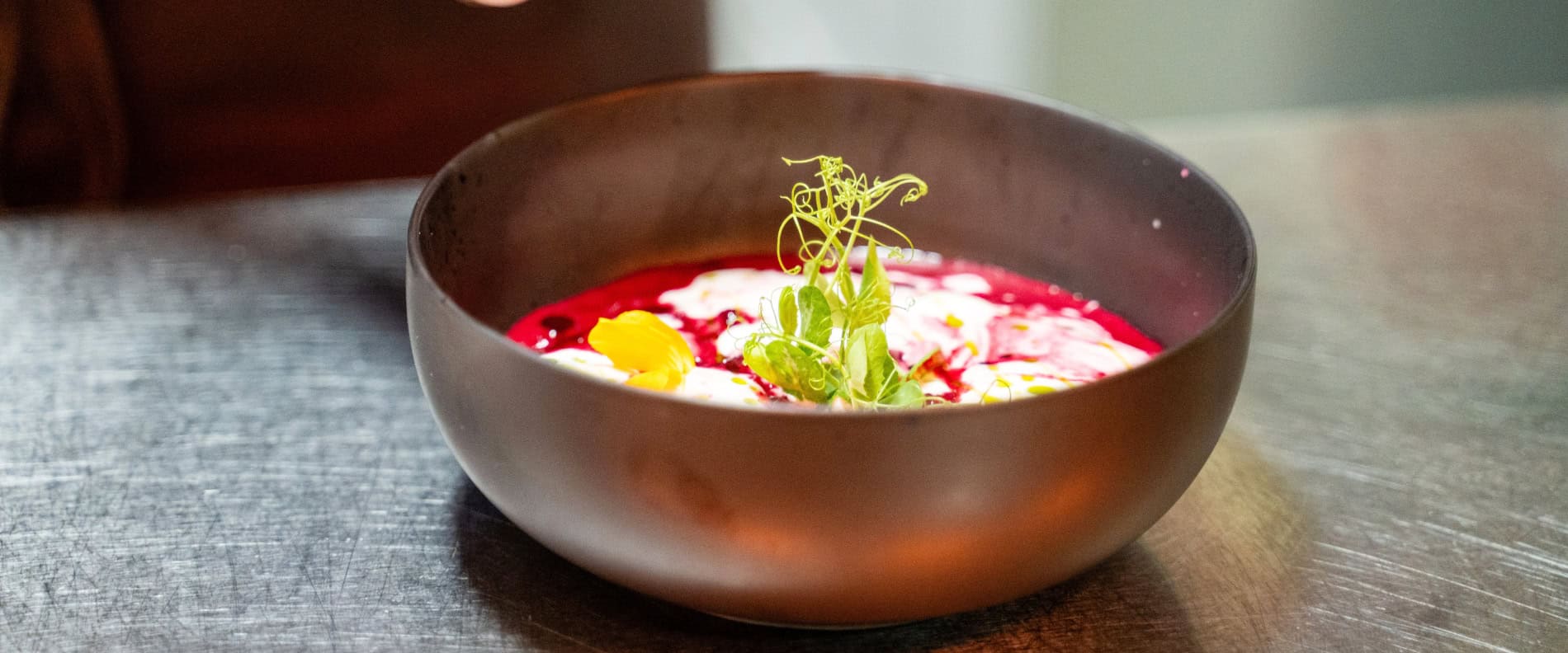 Kreativ angerichtete Suppe am Pass im Restaurant Topinambur – moderne Küche im Prinzhotel Rothenburg
