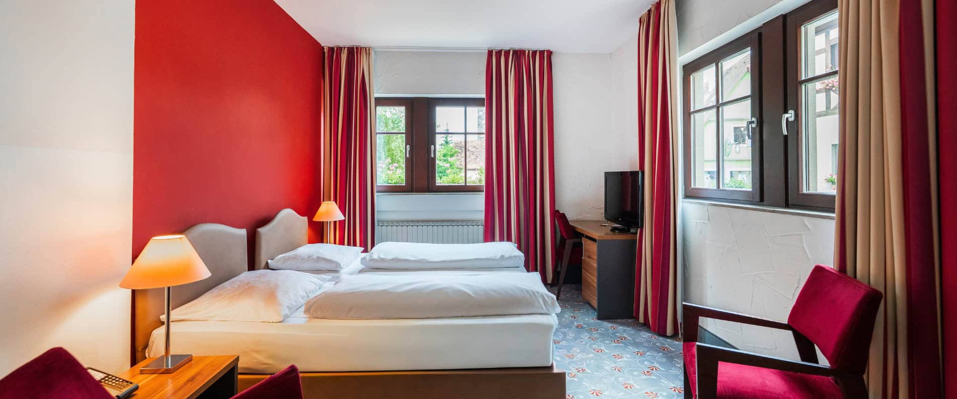 Standardzimmer Prinzhotel Rothenburg – Blick auf das Bett