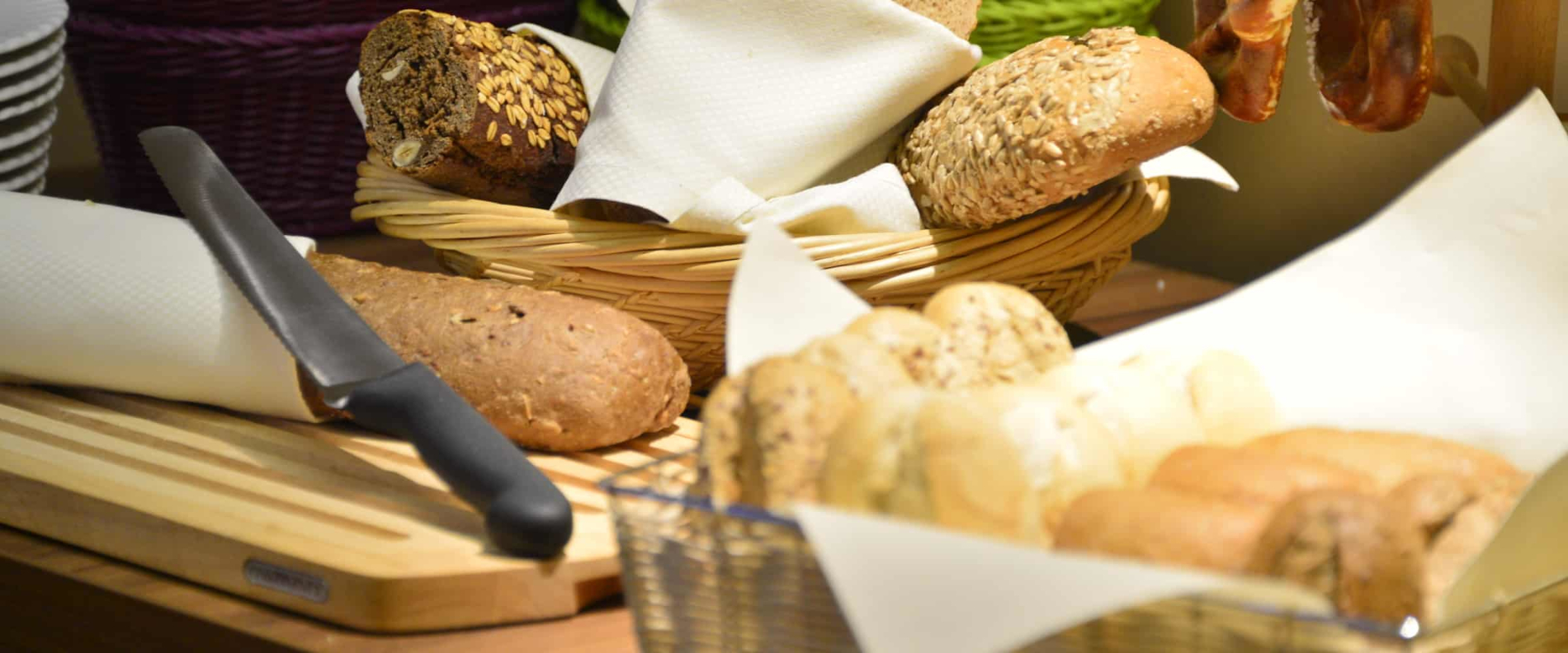 Frühstücksauswahl mit Brotkorb und Brötchen im Hotel in Rothenburg ob der Tauber