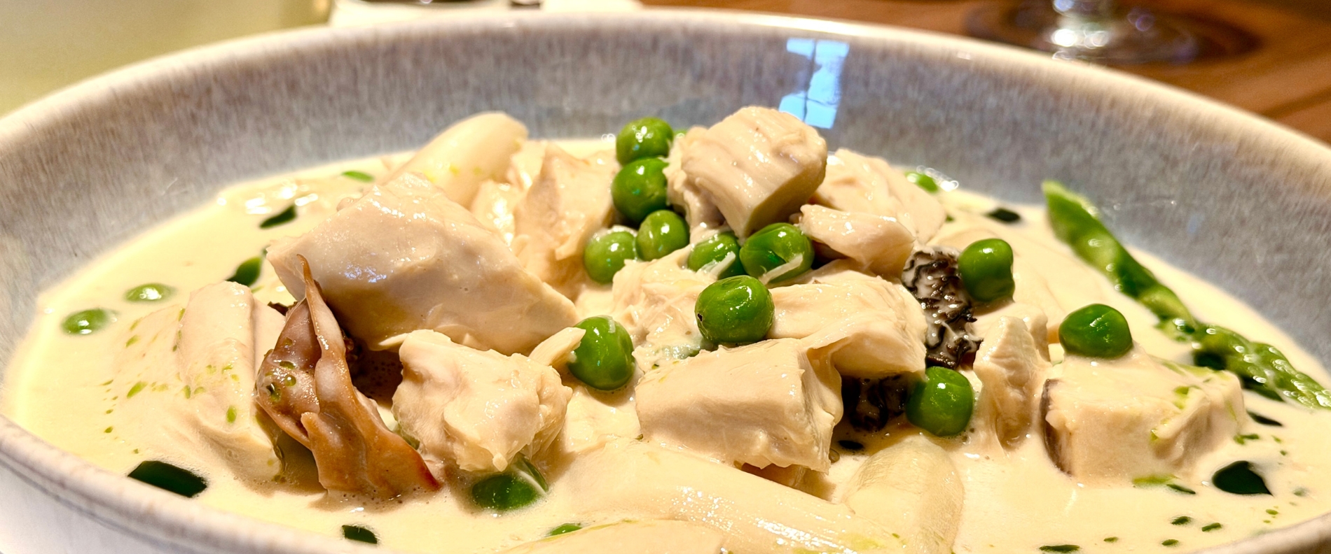 Seeteufel im Speckmantel mit feinem Schaum und Kräutern – Gourmetgericht im Restaurant Topinambur im Prinzhotel Rothenburg