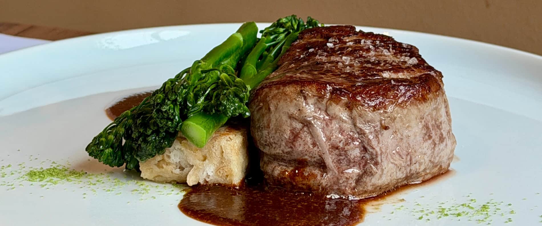 Wilder Brokkoli mit einem Steak