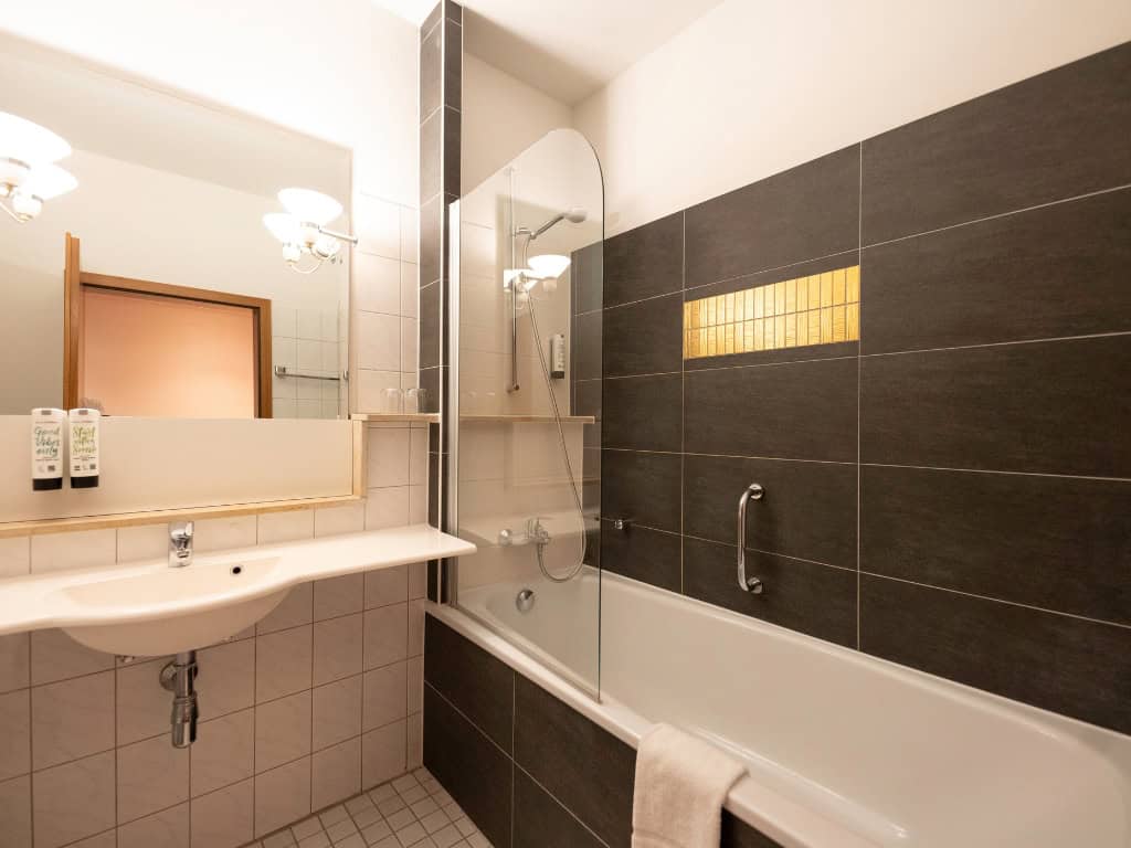 familienzimmer-bad-prinzhotel-rothenburg-laptop.jpg
