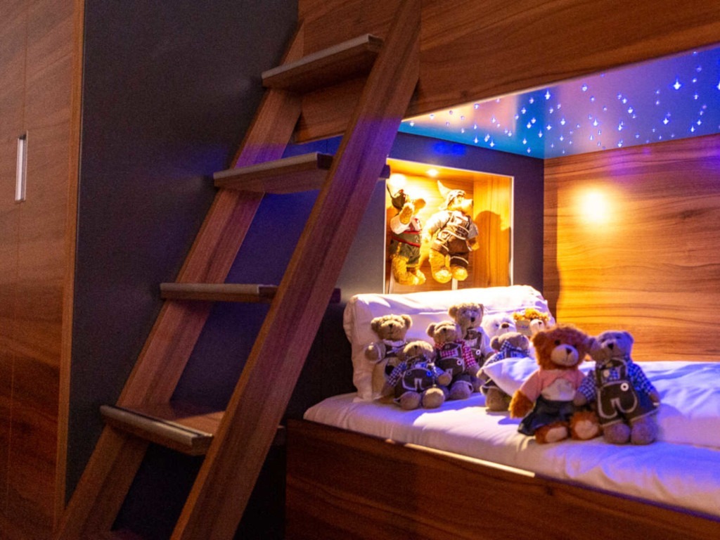 familienzimmer-rothenburg-etagenbett-laptop1.jpg