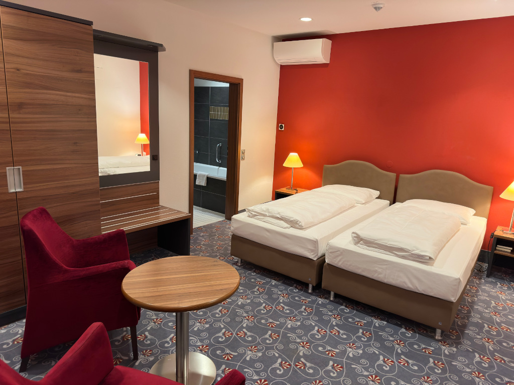 familienzimmer-schlafzimmeransicht-richtung-badezimmer-laptop.jpg