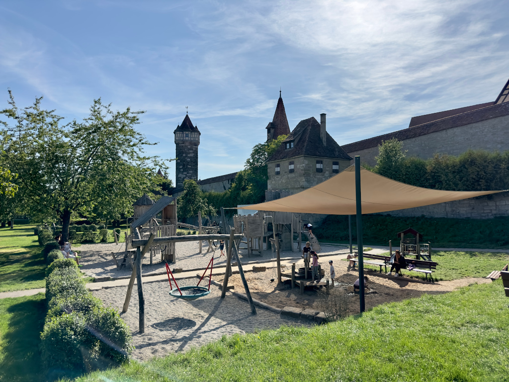 spielplatz-direkt-am-hotel-rothenburg-laptop.jpg