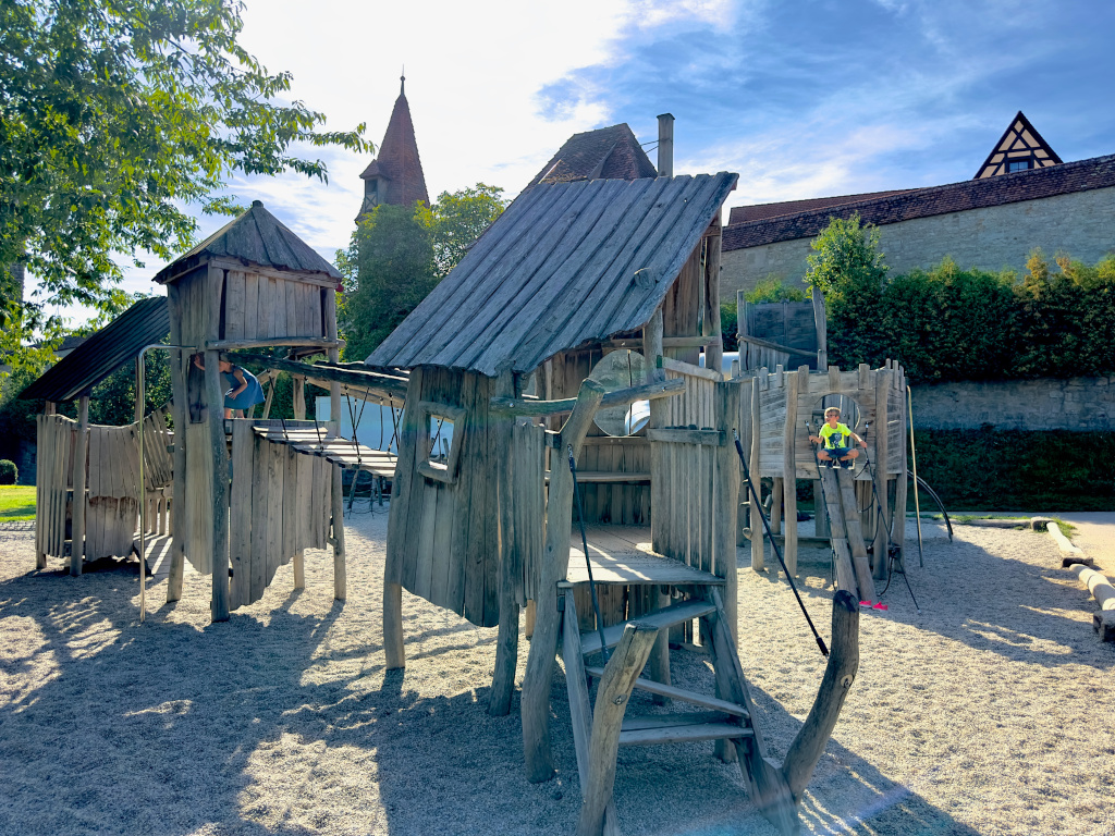 spielplatz-direkt-am-hotel-rothenburg-turm-laptop.jpg
