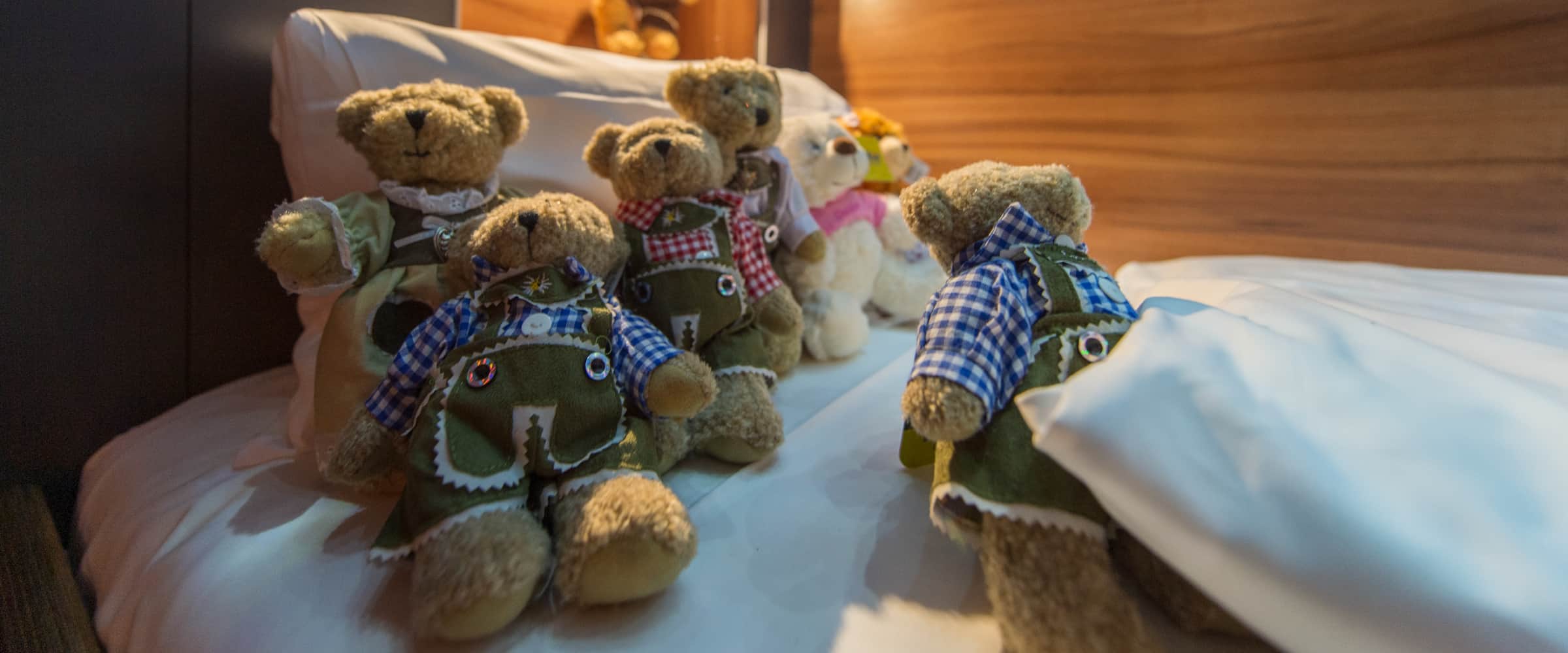 Detailaufnahme mit B&auml;ren im Familienzimmer im Prinzhotel Rothenburg ob der Tauber &ndash; liebevoll gestaltetes Hotelzimmer f&uuml;r Familien