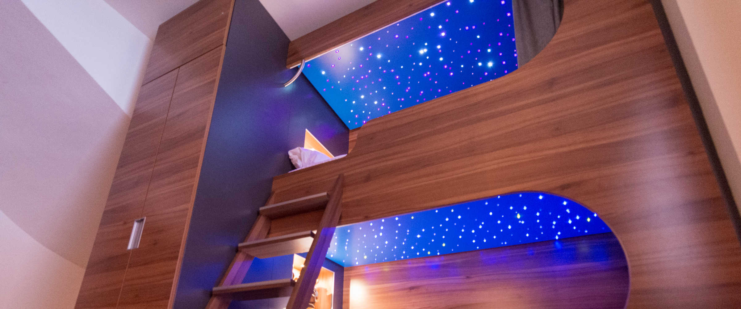 Oberes Etagenbett im Familienzimmer im Prinzhotel Rothenburg ob der Tauber &ndash; Schlafbereich f&uuml;r Kinder im Hotelzimmer