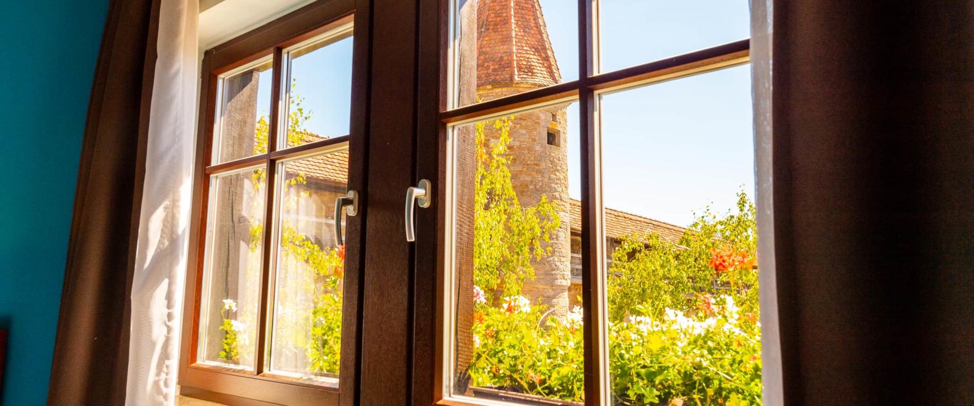 Fensterblick in der Altstadt von Rothenburg ob der Tauber – historisches Ambiente im Prinzhotel