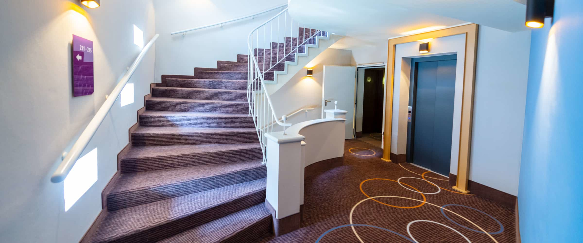 Treppenhaus im Prinzhotel Rothenburg ob der Tauber – stilvolles Interieur im historischen Stadthotel