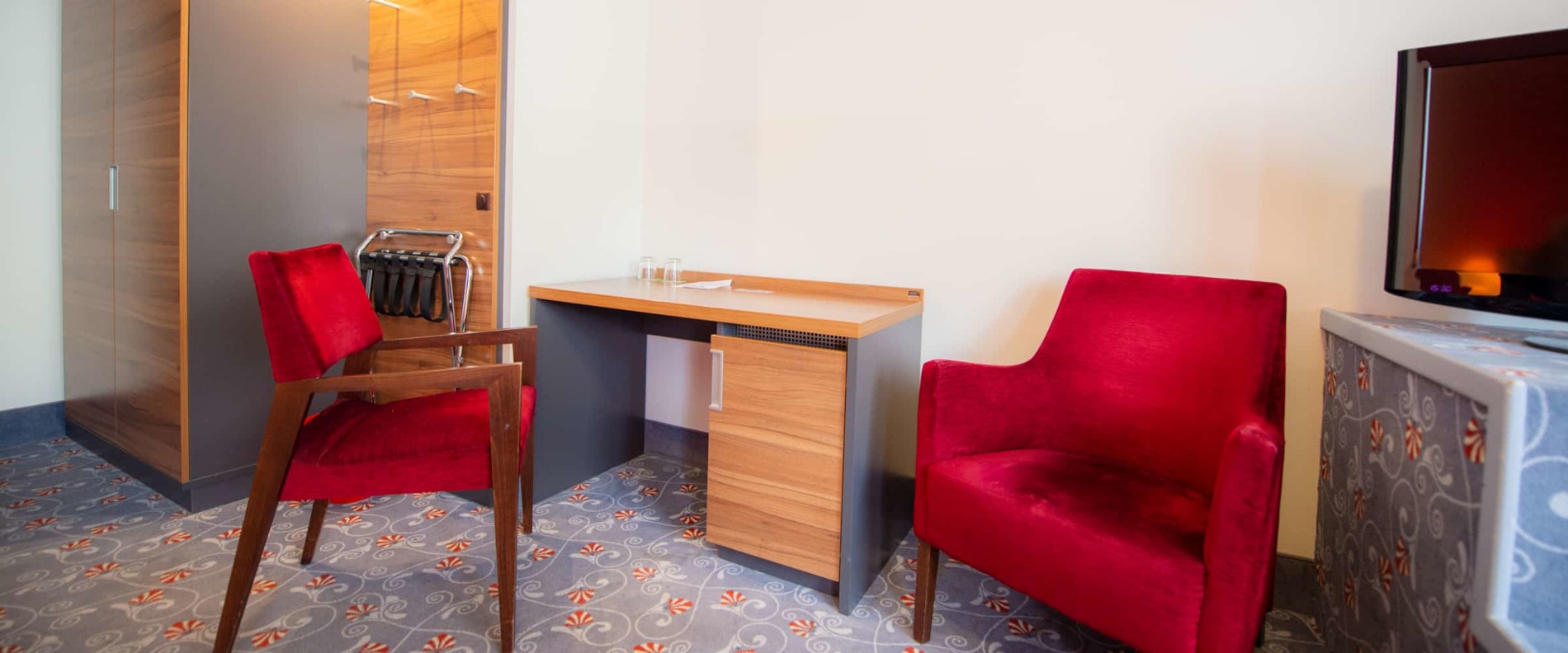 Standardzimmer im Prinzhotel Rothenburg ob der Tauber mit Garderobe – komfortable Unterkunft in zentraler Lage